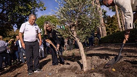 La alcaldesa de Granada plantó un árbol como acto inaugural.