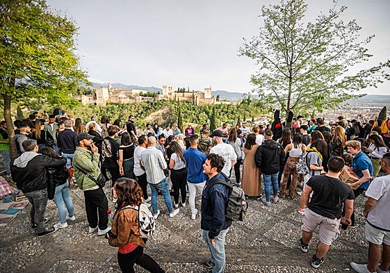 Turistas en el Mirador de San Nicolás