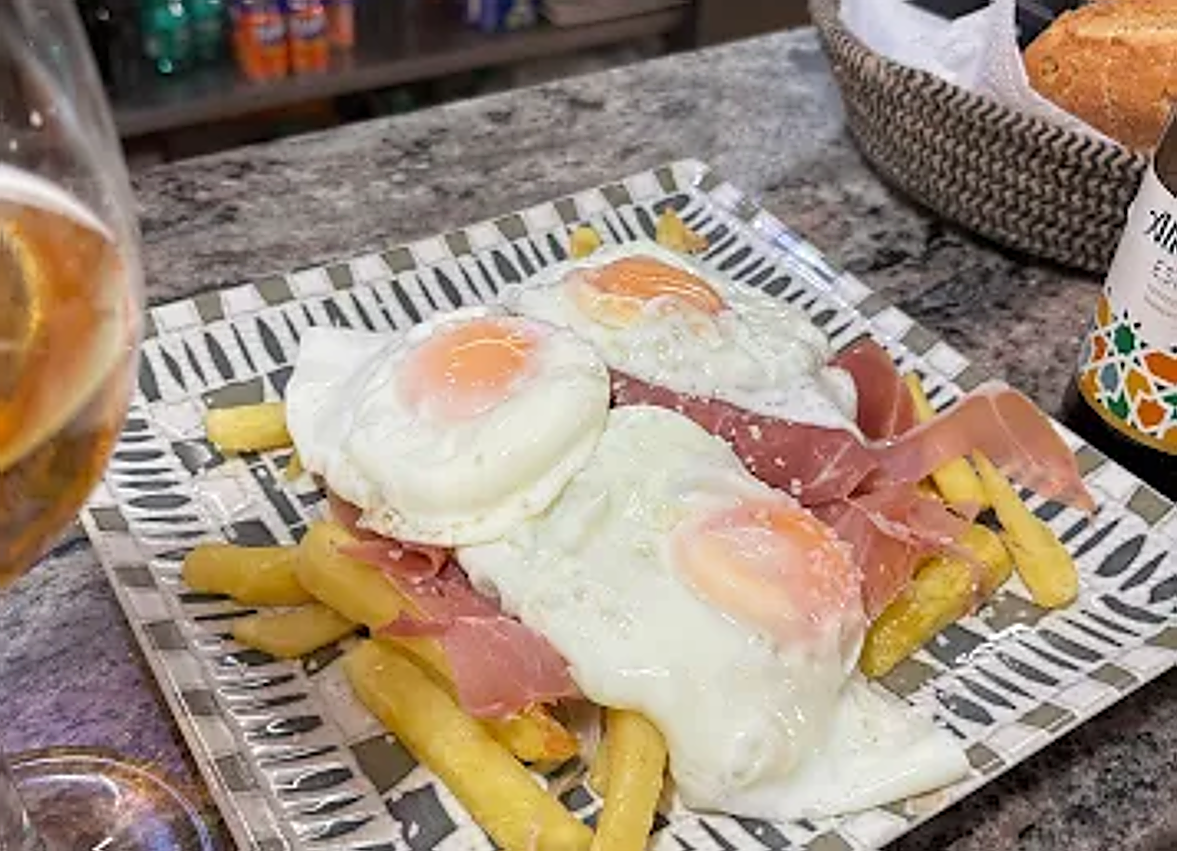 Imagen secundaria 1 - El bar de barrio de Granada con dos tapas por bebida, postre gratis y «malafollá granaína»
