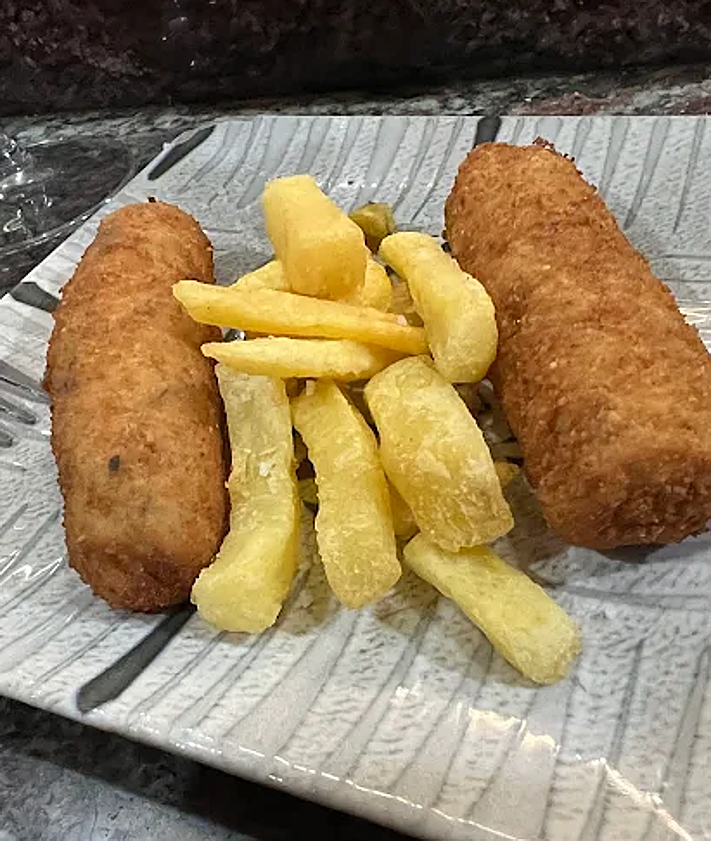 Imagen secundaria 2 - El bar de barrio de Granada con dos tapas por bebida, postre gratis y «malafollá granaína»