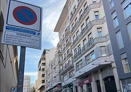 Cartel donde se anuncia el horario de la zona azul, en la actualidad, antes de renovarlo.