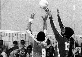 Guille Fernández y Vanyo Arshinkov bloquean a Sokolov en el primer partido de la historia.