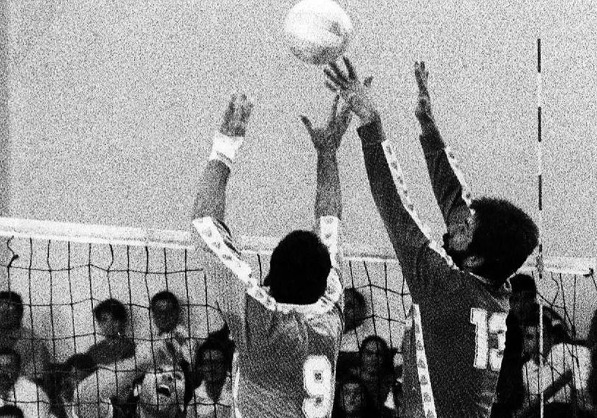 Guille Fernández y Vanyo Arshinkov bloquean a Sokolov en el primer partido de la historia.