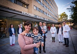Estefanía con su niño en brazos, su marido con la hija mayor, y el equipo del hospital Materno-Infantil Virgen de las Nieves.