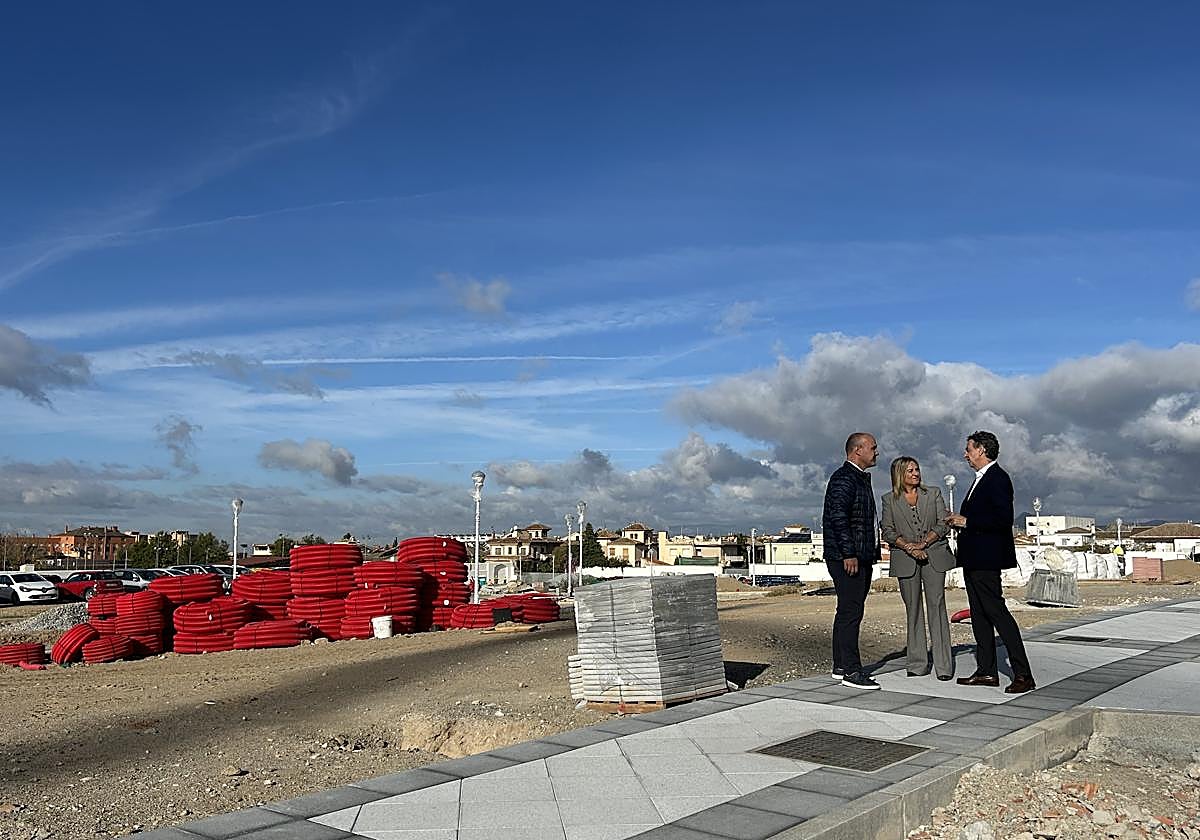 La alcaldesa y el concejal de Urbanismo, esta mañana, en el solar de Mondragones.
