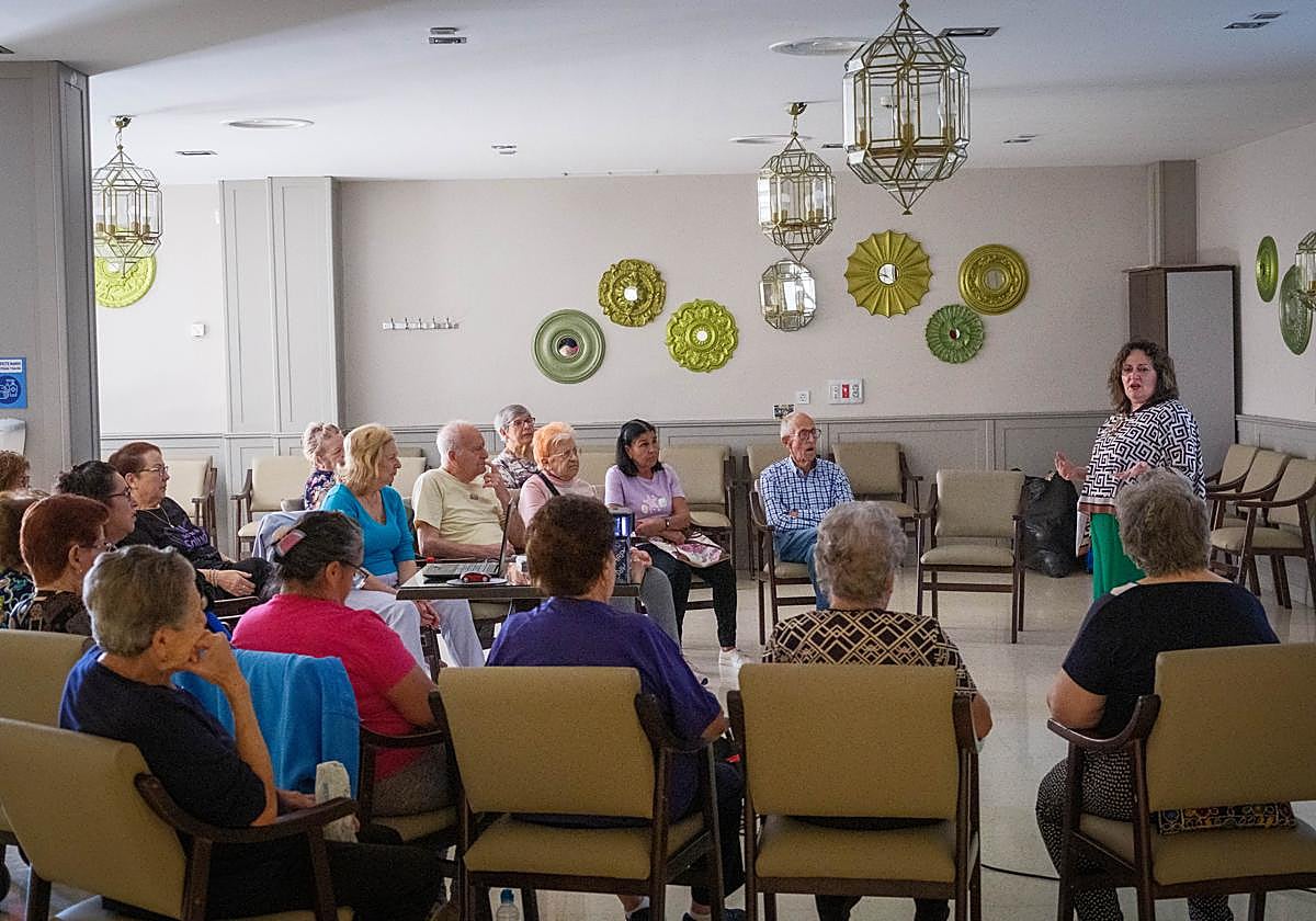 Los participantes atienden a la monitora en el gimnasio mental de Huétor Tájar.