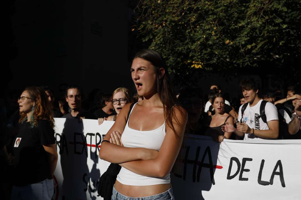 Las imágenes de los enfrentamientos por el acto de Vito Quiles en Granada