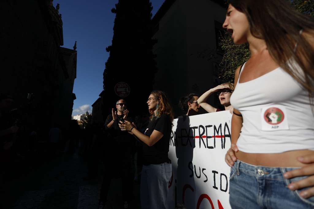 Las imágenes de los enfrentamientos por el acto de Vito Quiles en Granada