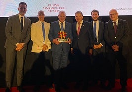 Representante de Picualia junto al ministro Luis Planas y otras autoridades.