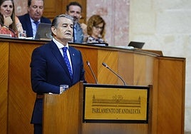 El consejero de Sanidad, Presidencia y Emergencias, Antonio Sanz, este miércoles en el Parlamento andaluz.