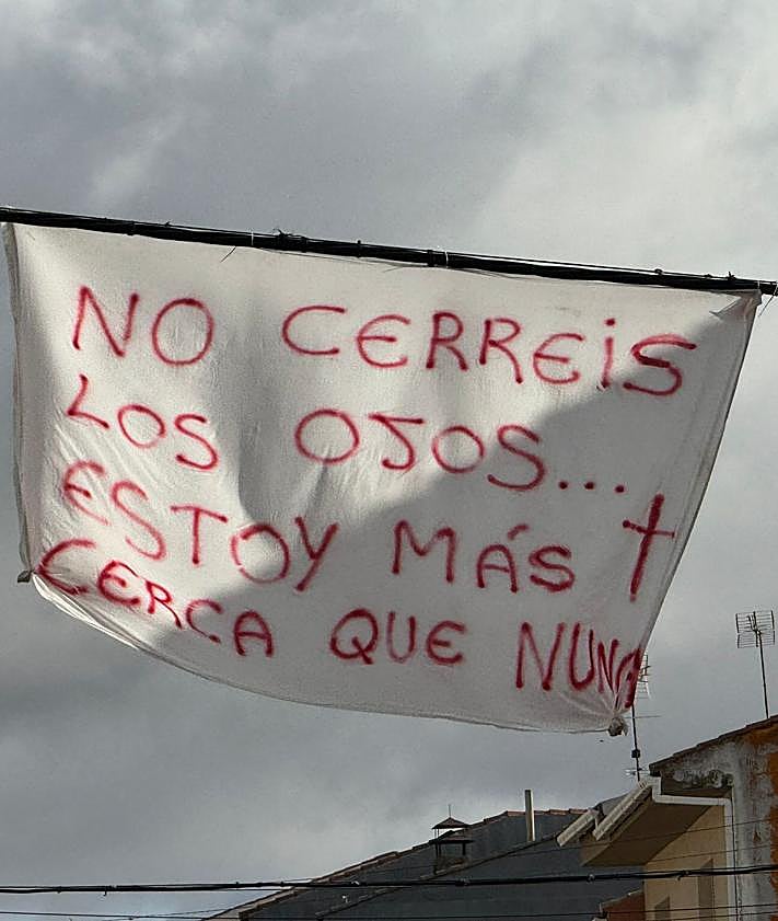Imagen secundaria 2 - El pueblo de Granada lleno de inquietantes mensajes por Halloween: «No cerréis los ojos, estoy más cerca que nunca»