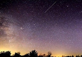 Cada año, la tierra atraviesa los restos del paso del cometa Haley.