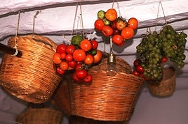 Una típica camarilla o despensa de un antiguo cortijo de Turón con productos del campo colgados para ser conservados