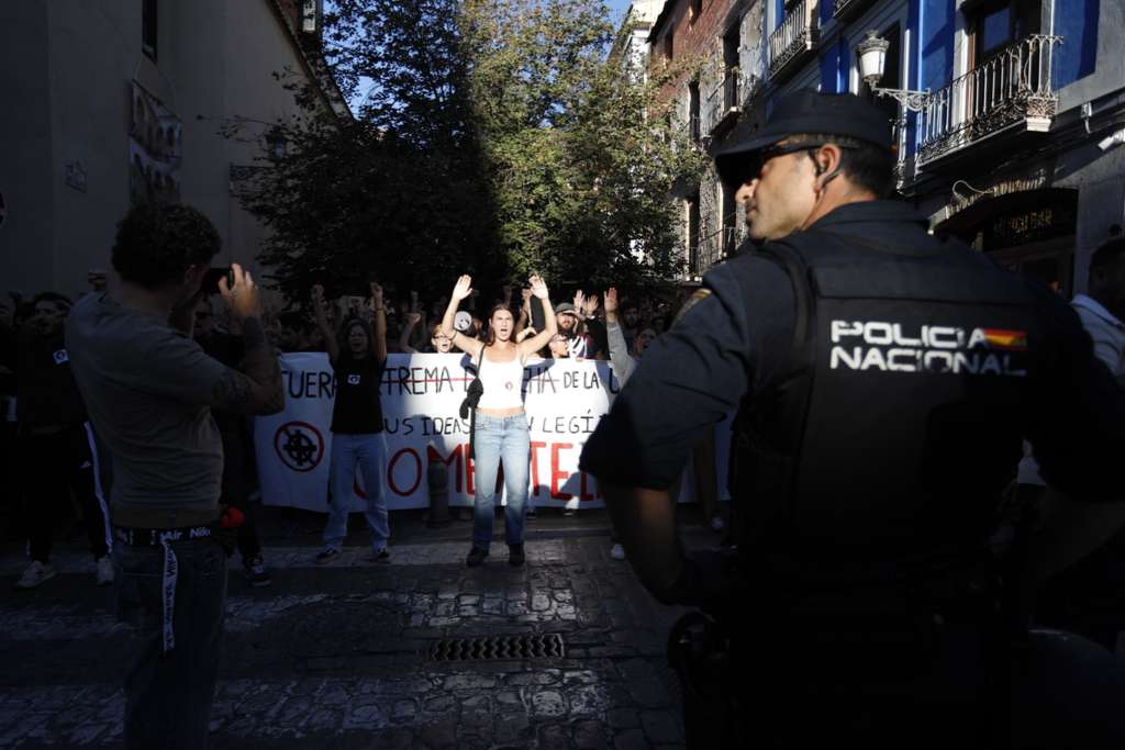 Las imágenes de los enfrentamientos por el acto de Vito Quiles en Granada