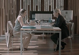 Escena de 'En el nombre del arte', protagonizada por Irene Aguilera y Carmina Corpas.