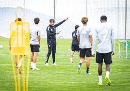 Pacheta dirige a sus futbolistas durante el entrenamiento del martes.