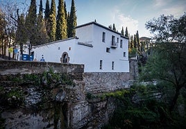 Muro que da al Darro sobre el que habrá que hacer las catas arqueológicas.