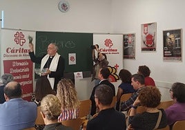 El obispo de Almería bendice el centro Mambré, calor y café de Cáritas Almería.