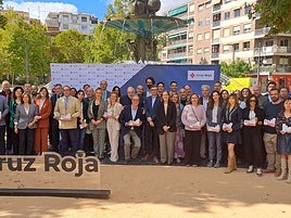 Representantes de entidades y empresas colaboradoras de Cruz Roja, en el acto del Día de la Banderita.