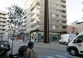 Fotografía de archivo del obelisco de Motril.