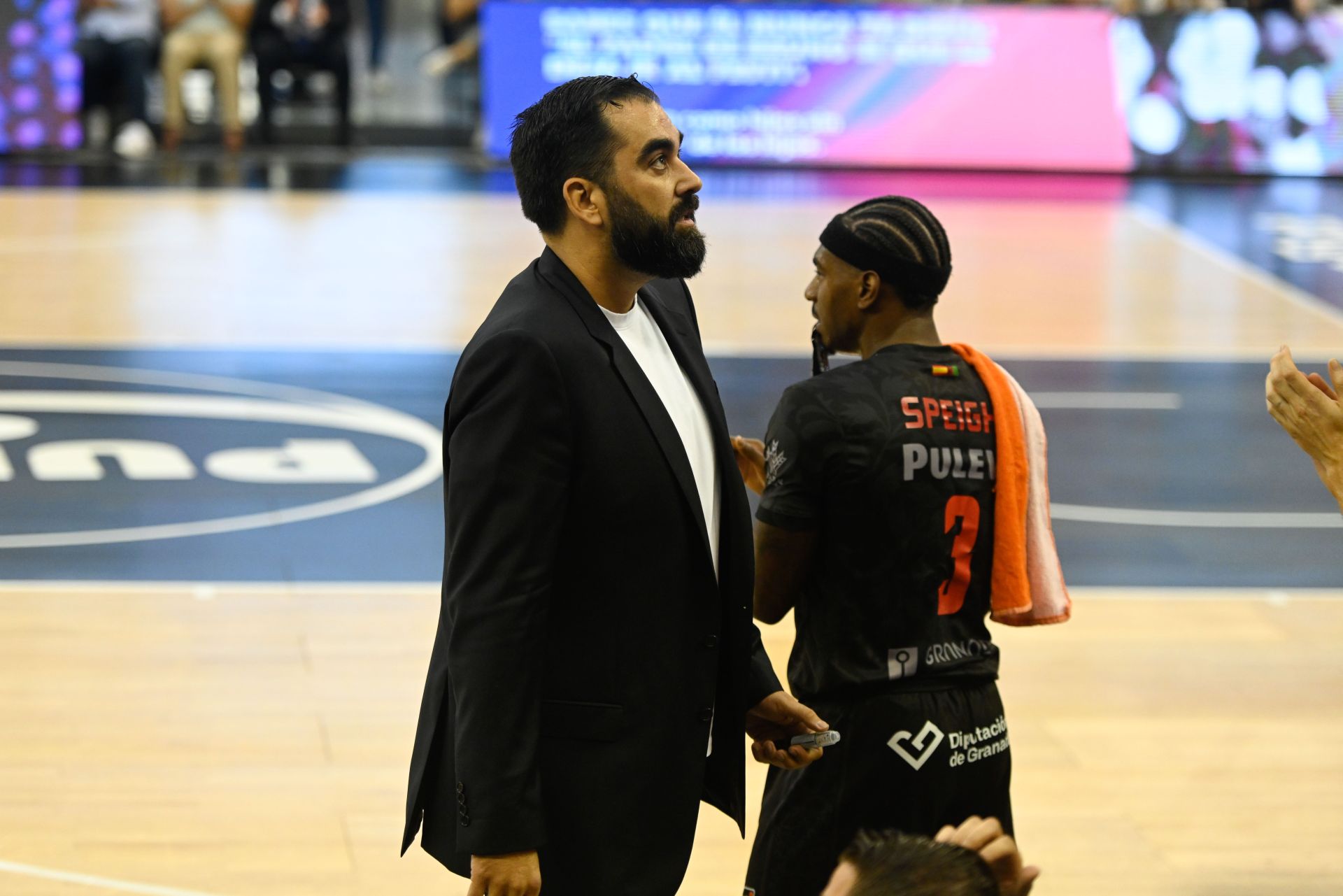 Ramón Díaz y Micah Speight se cruzan en el partido contra el Baskonia.
