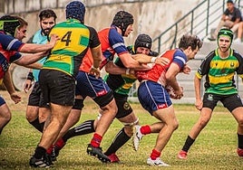 Jugadores del 'Uni' y del Portuense, en acción.