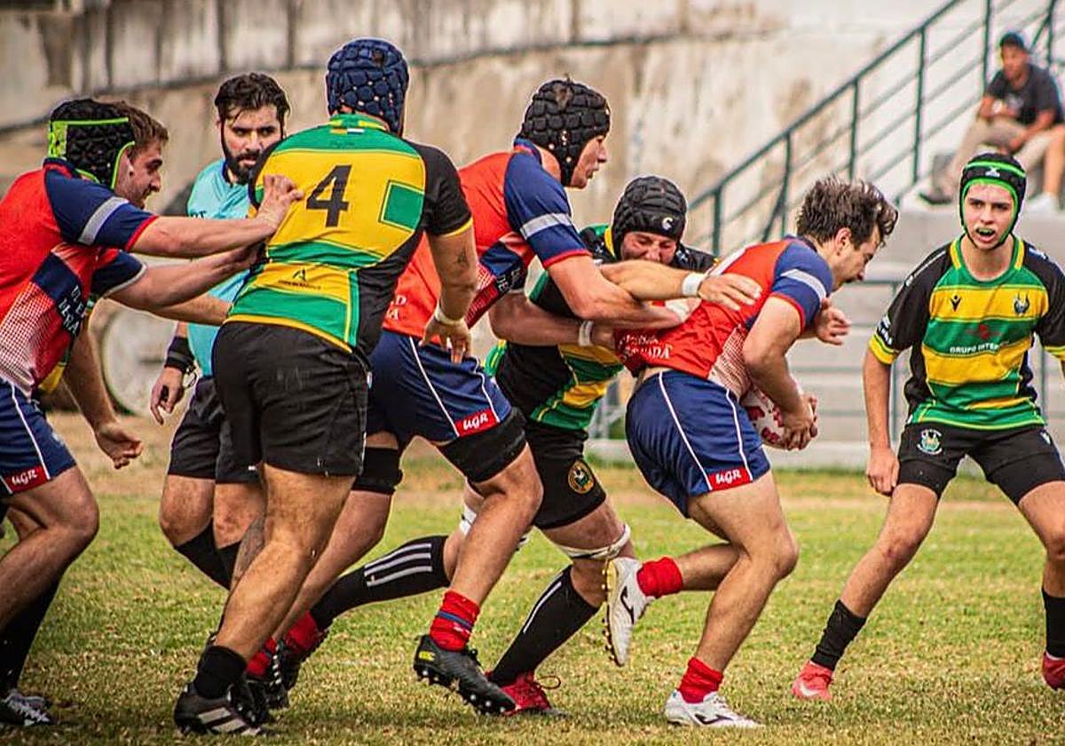 Jugadores del 'Uni' y del Portuense, en acción.