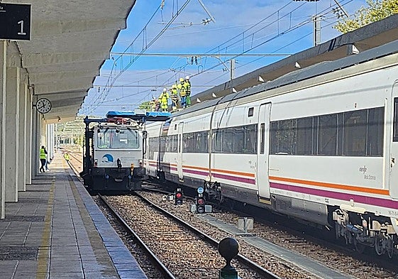 Arreglo de la catenaria en la estación de Renfe de Jaén.