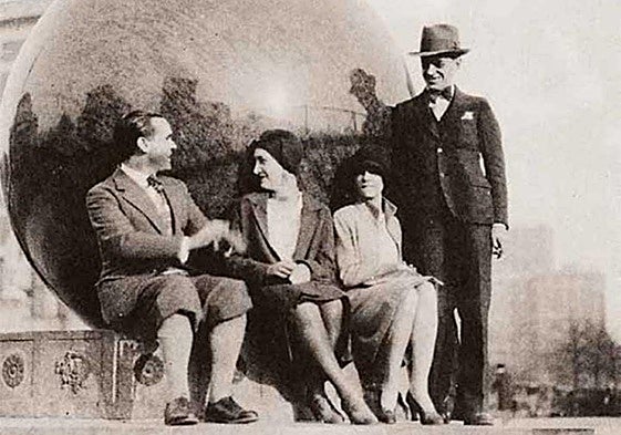 Federico García Lorca charla con Antonieta Rivas, junto a la extraña pareja, en el campus de Columbia.