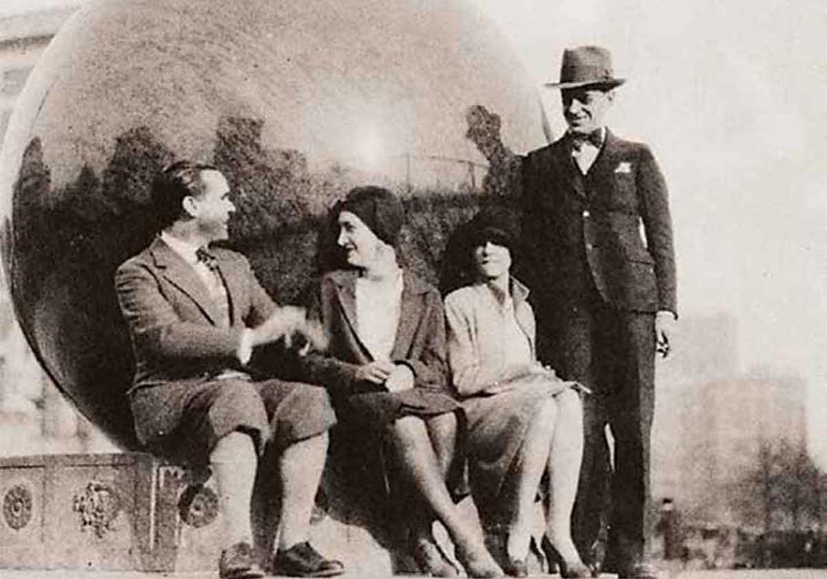 Federico García Lorca charla con Antonieta Rivas, junto a la extraña pareja, en el campus de Columbia.