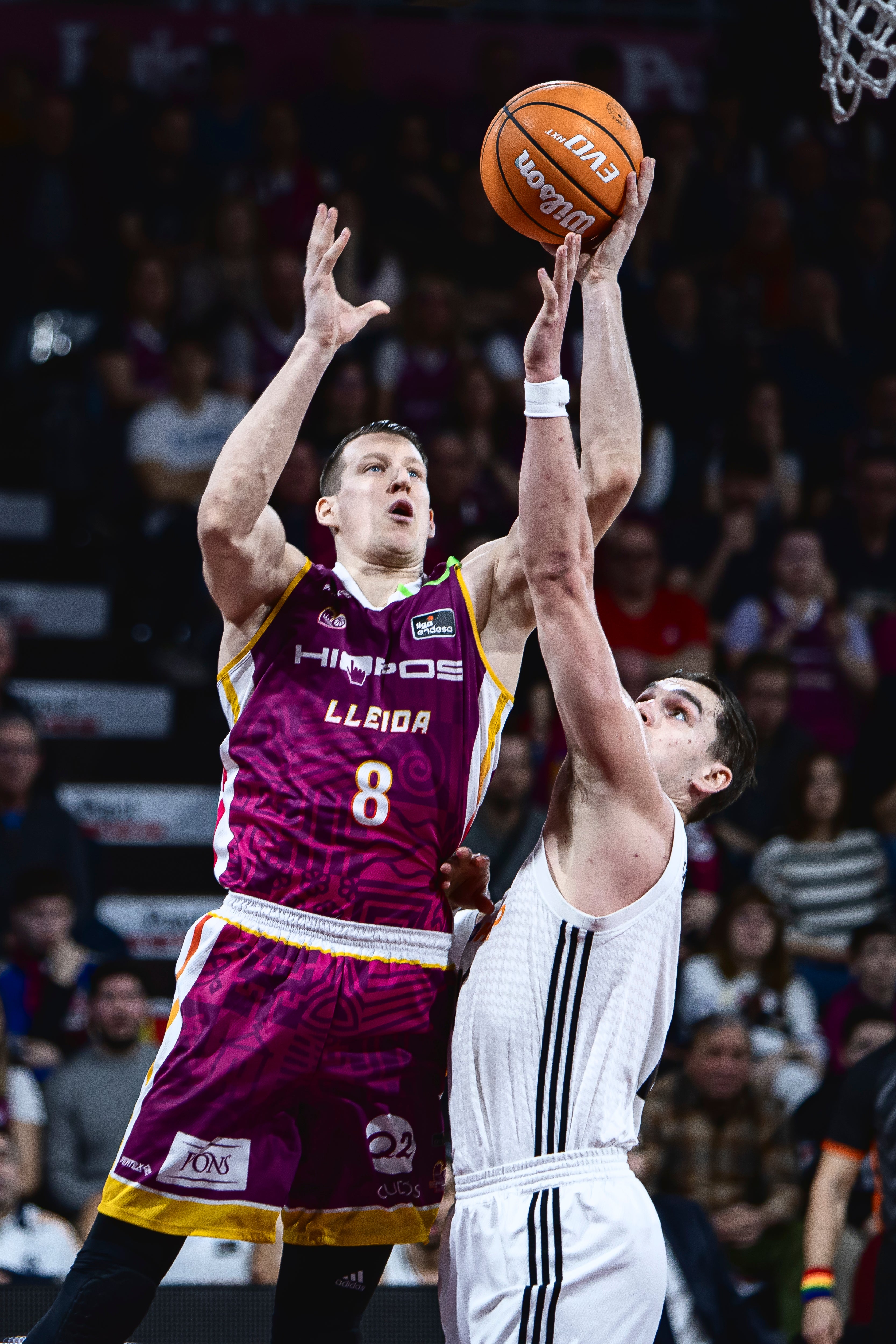 Imagen secundaria 2 - Posteo de Bozic, en su etapa en Lleida, ante el Real Madrid. 