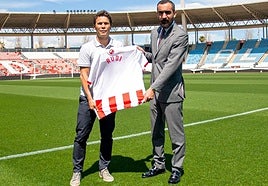 Rubi porta la camiseta con su nombre, entregada por El Assy, en 2021.