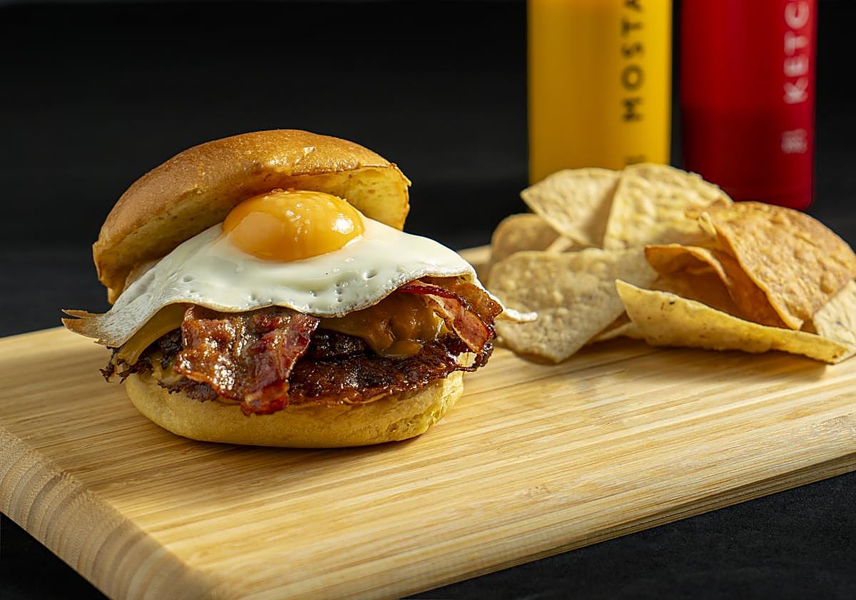 Imagen principal - La hamburguesería «de cine» de Granada en la que puedes pedir al Joker y George Clooney