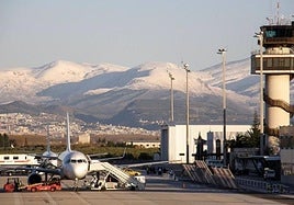 Imagen del aeropuerto de Granada con Sierra Nevada al fondo.