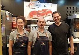 Antonio Robles, Sonia Sánchez y Javier Mecías, los tres profesionales con más experiencia de la cafetería y restaurante Mariscal Delicatessen .