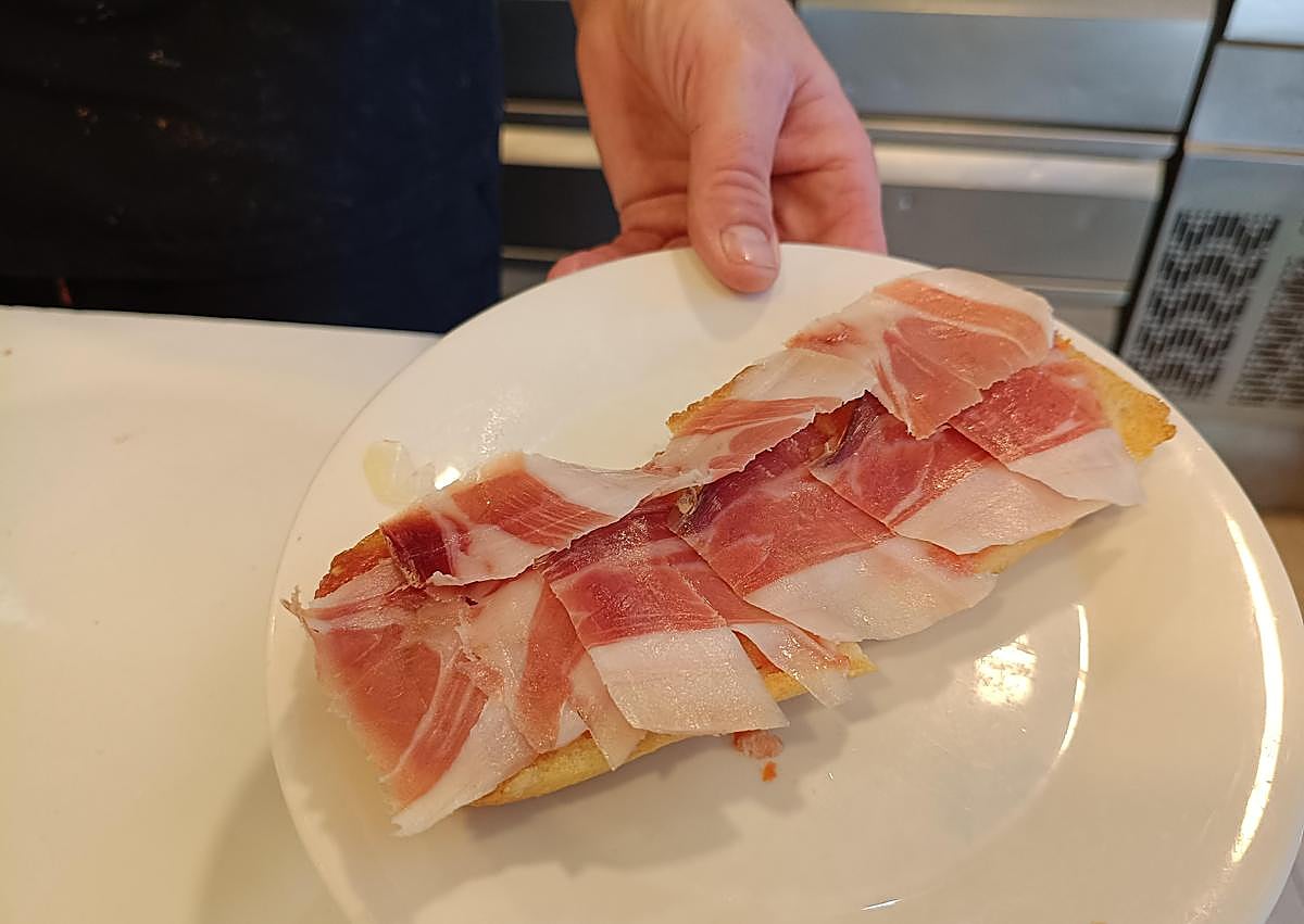 Imagen secundaria 1 - Las tres caras tras Mariscal Delicatessen, referente gastronómico de Granada desde 1912