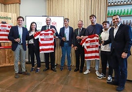 Acto de presentación del acuerdo en la fábrica de Cervezas Alhambra.