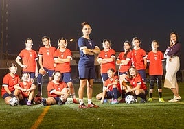 Cristina Moreno posa rodeada de sus jugadoras y de la delegada Vane tras entrenar.