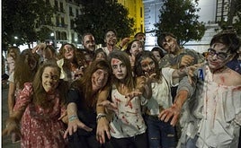 Zombies en la celebración de la noche de Halloween en Granada.