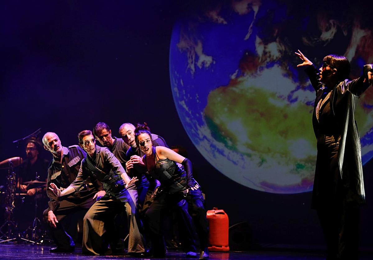 La compañía Laviebel, durante el espectáculo 'El viaje', en el teatro CajaGranada, dedicado al 50 aniversario del Innstituto de Astrofísica de Andalucía.