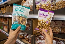 Distintas bolsas de nueces con formatos rediseñados y etiquetas nutricionales mejoradas.