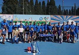 La plantilla del Maracena posa con los alumnos del Emilio Carmona.