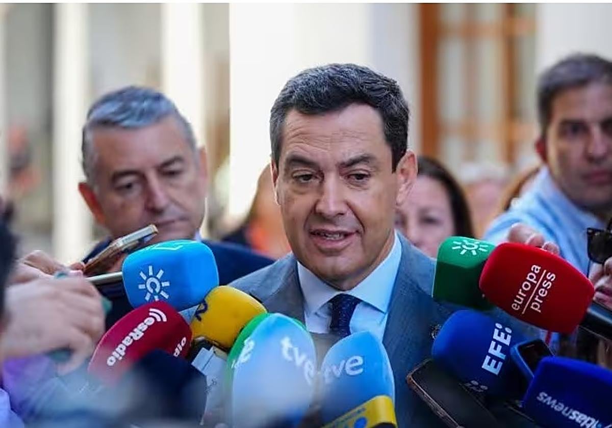 El presidente de la Junta de Andalucía, Juanma Moreno, este jueves en el Parlamento