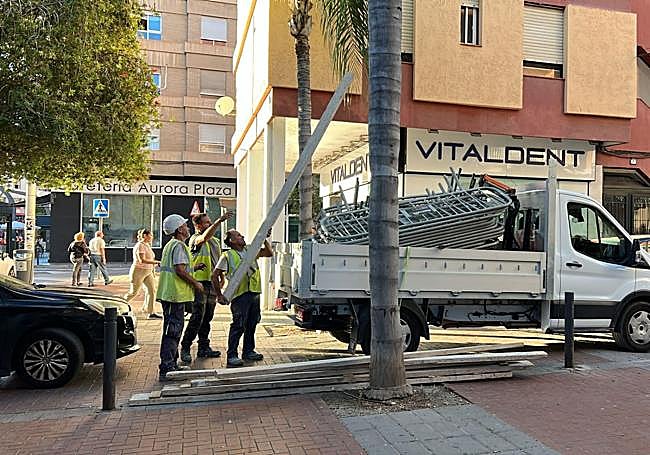 Operarios retirando las vallas para el operativo de traslado del obelisco.