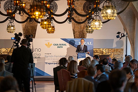 El consejero de Agricultura de la Junta, Ramón Fernández-Pacheco, en el desayuno informativo de IDEAL.