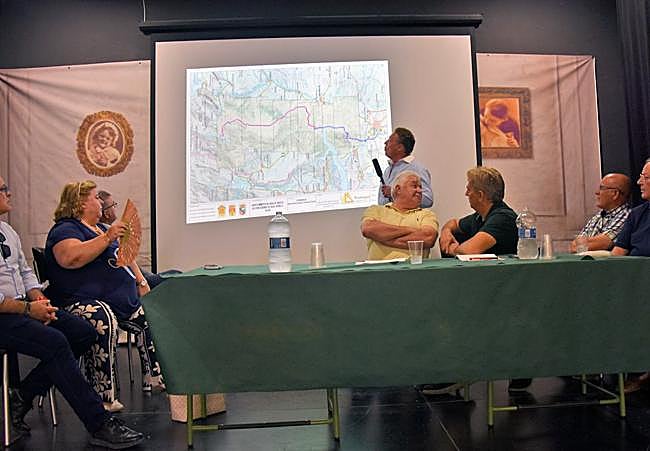 Autoridades y promotores de los proyectos en el acto de presentación realizado en Castril.