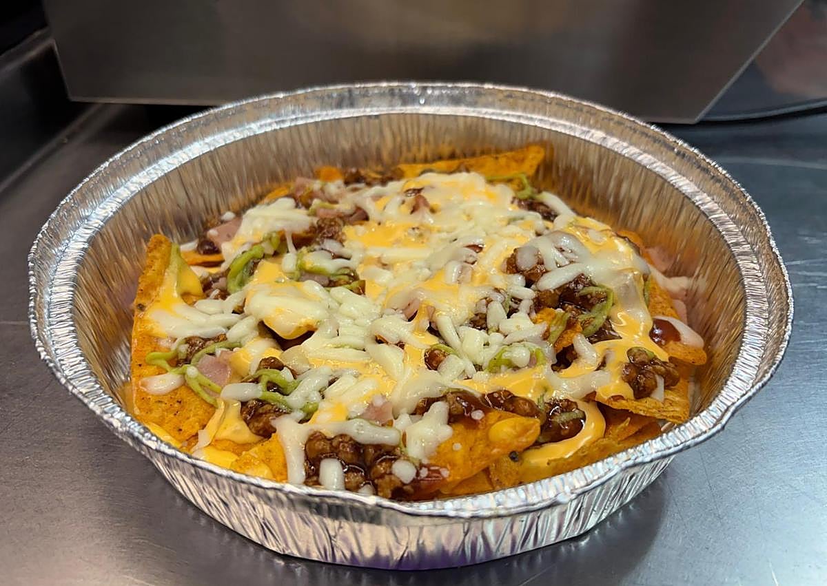 Imagen secundaria 1 - Los granadinos hacen colas por las nuevas papas asadas de la ciudad: «Muchas veces las vendemos todas»