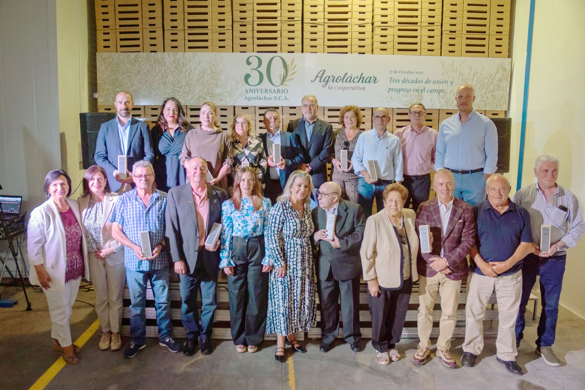 Socios de Agroláchar y fundadores de la cooperativa junto a los responsables públicos en una foto de familia en la celebración del 30 aniversario.