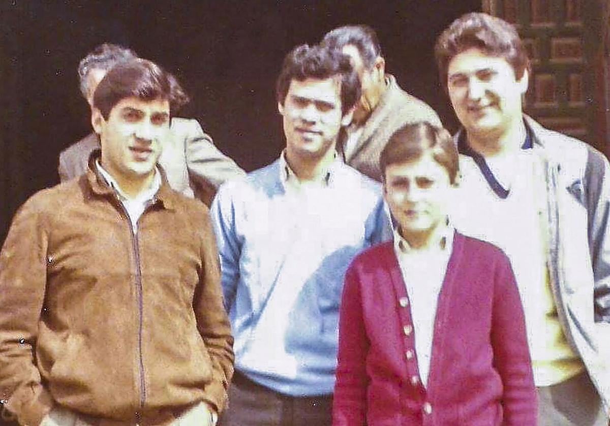 Imagen secundaria 1 - Se estrena la serie sobre la historia de los &#039;Costaleros de la Aurora&#039; y el impacto que tuvo en los jóvenes del Albaicín