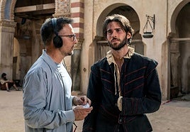 El actor Julio Peña, que encarna a Cervantes, junto al director Alejandro Amenábar.